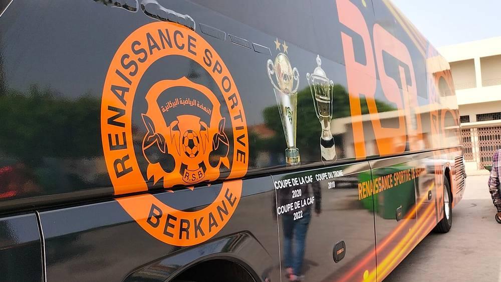 حافلة نهضة بركان تتزين بـ"النجمة الثانية للكونفدرالية" استعدادا لعودة بعثة النادي من نيجيريا