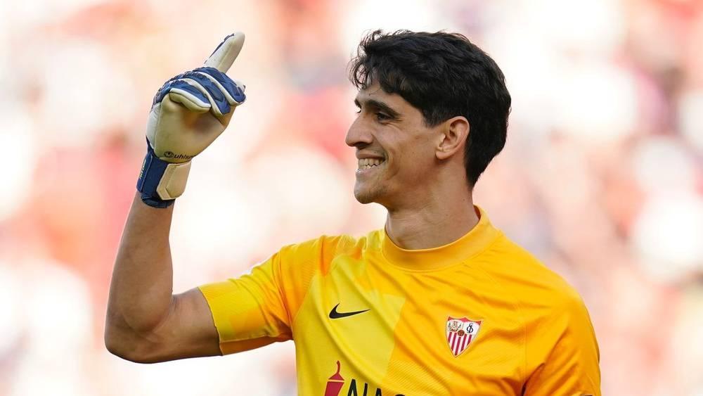 بعد فوز بونو بـ"زامورا" كأول عربي يحققها.. تعرف على شروط المنافسة على الجائزة