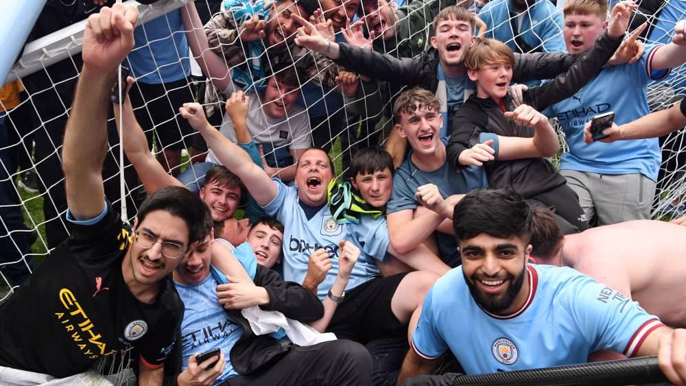 بالصور / جماهير مانشستر سيتي تجتاح شباك المرمى احتفالاً بلقب البريميرليغ