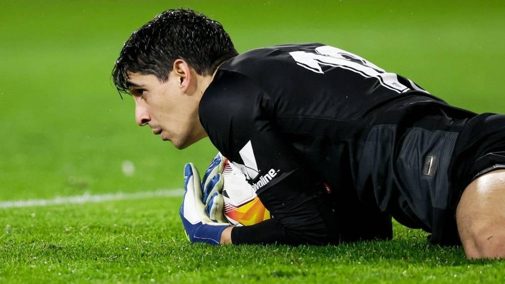 إشبيلية يفتخر ببونو بعد فوزه بجائزة 'زامورا': "أنت من معدن آخر"