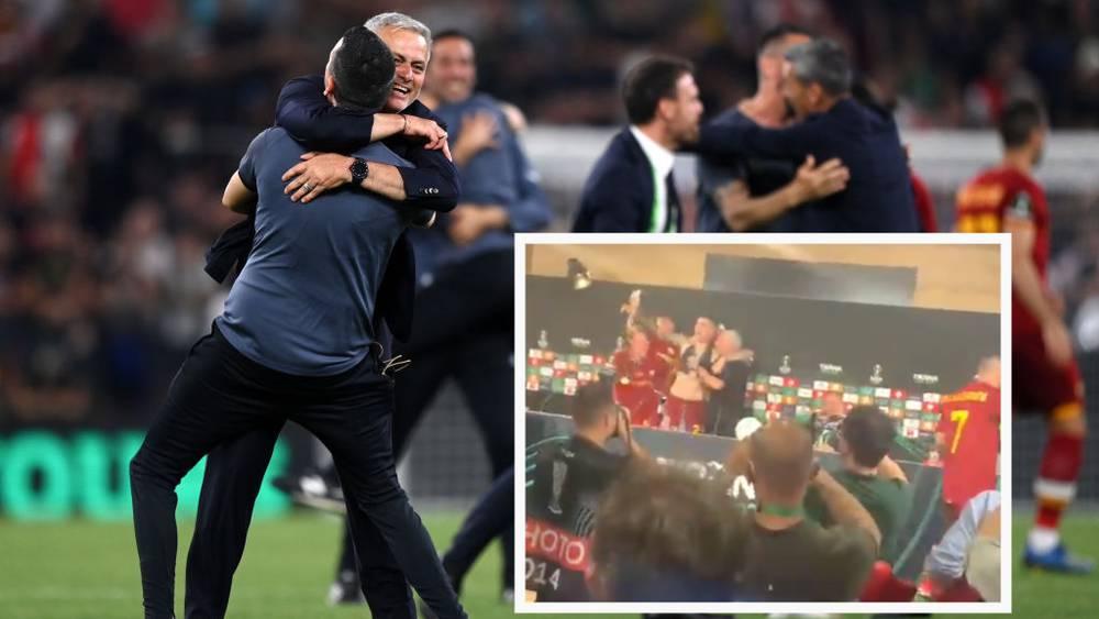 بالفيديو / نجوم روما يقتحمون المؤتمر الصحفي ويحتفلون مع مورينيو