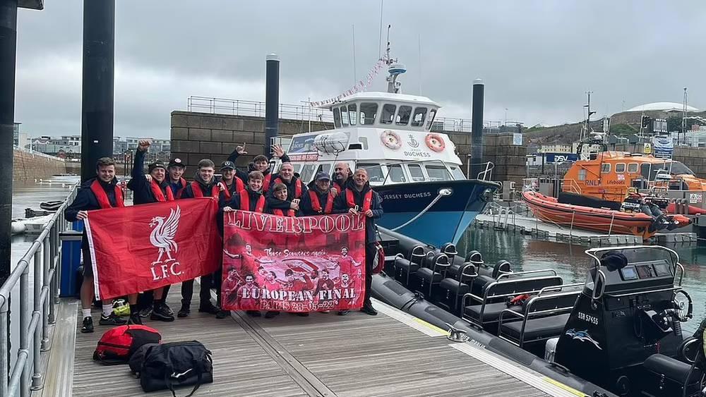 جماهير ليفربول تسافر إلى باريس عبر الزّوارق بعد إلغاء الرحلات الجوية لحضور نهائي دوري الأبطال