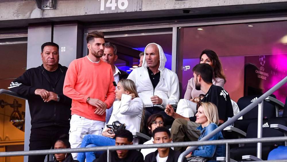زيدان يدعم ريال مدريد من مدرجات ملعب "ستاد دو فرانس" في نهائي دوري الأبطال أمام ليفربول