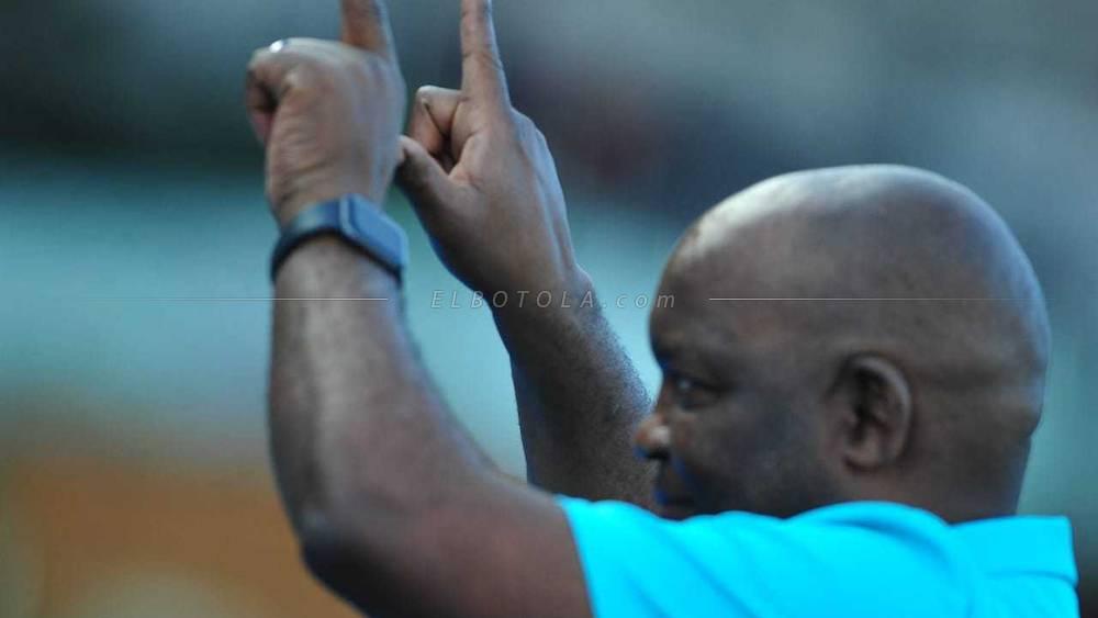 موسيماني يلقي التحية على الجماهير الودادية ويشير لرمز "W" لحظة دخوله إلى أرضية ملعب محمد الخامس