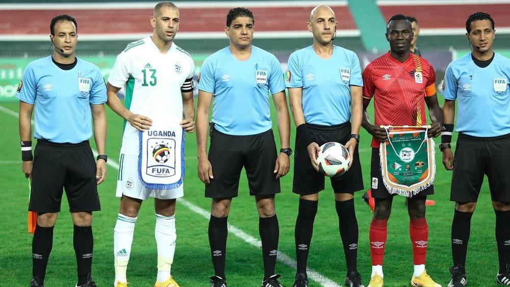 الجزائر تنجو من إلغاء مباراتها أمام أوغندا في آخر الدقائق بسبب غياب السماعات الخاصة بالحكام!