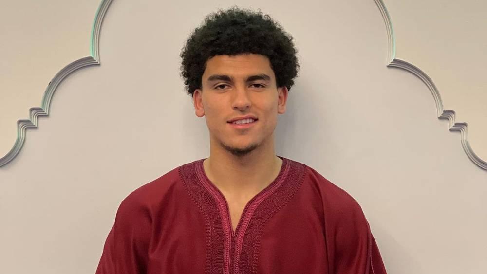 زكرياء أبوخلال يُلقي درسا دينياً بحضور زملائه في المنتخب المغربي على هامش صلاة الجمعة