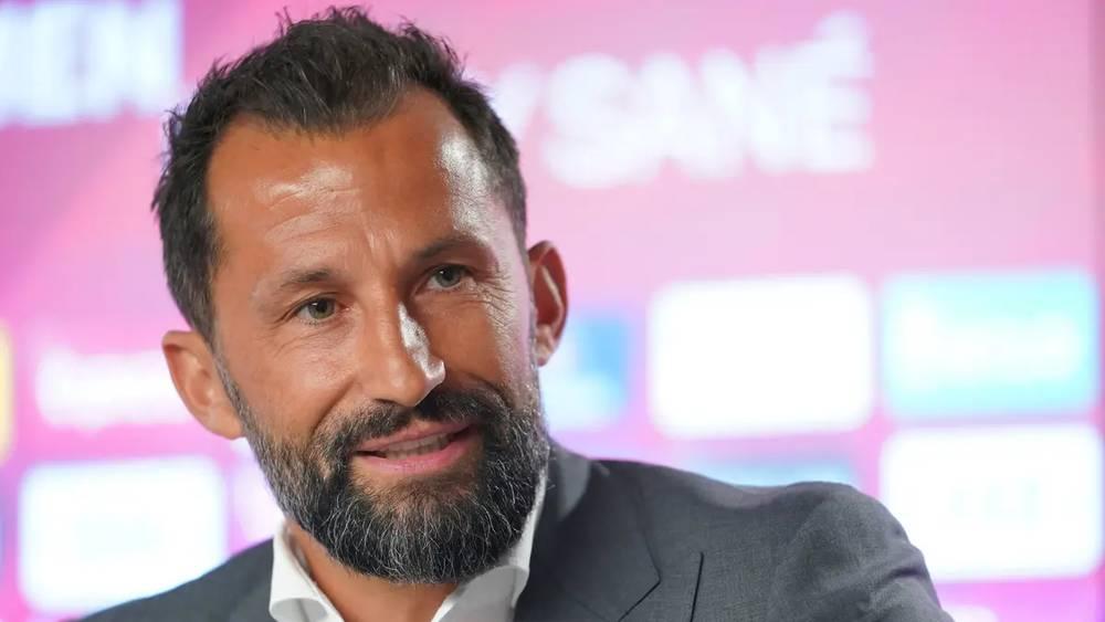 مدير الكرة ببايرن ميونخ ينفي رحيل ليفاندوفسكي عن الفريق: "عقده لا زال مستمرا معنا إلى غاية يونيو 2023"