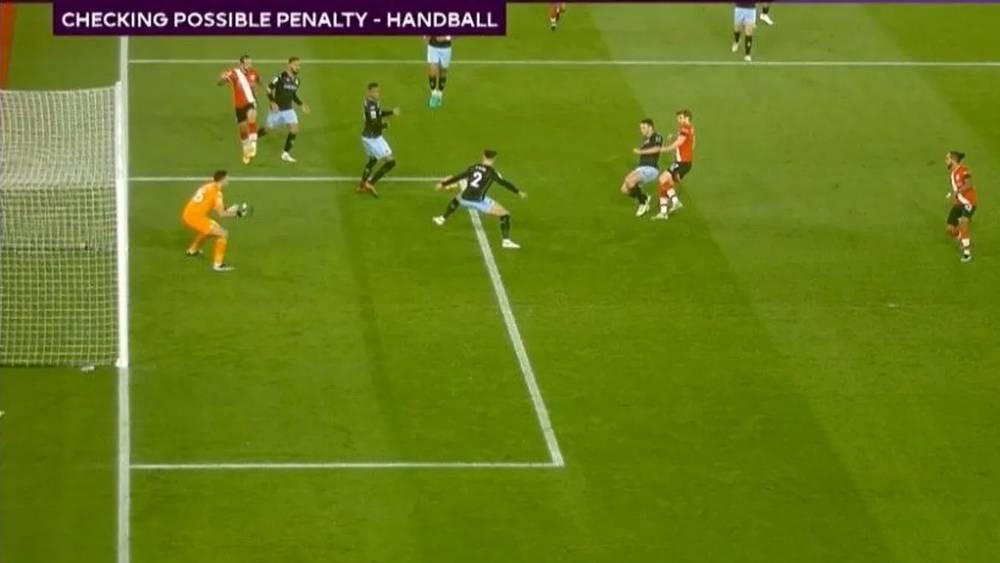 طرد مقابل "لمسة يد" و5 تبديلات في المباراة.. تعديلات مرتقبة في قوانين كرة القدم