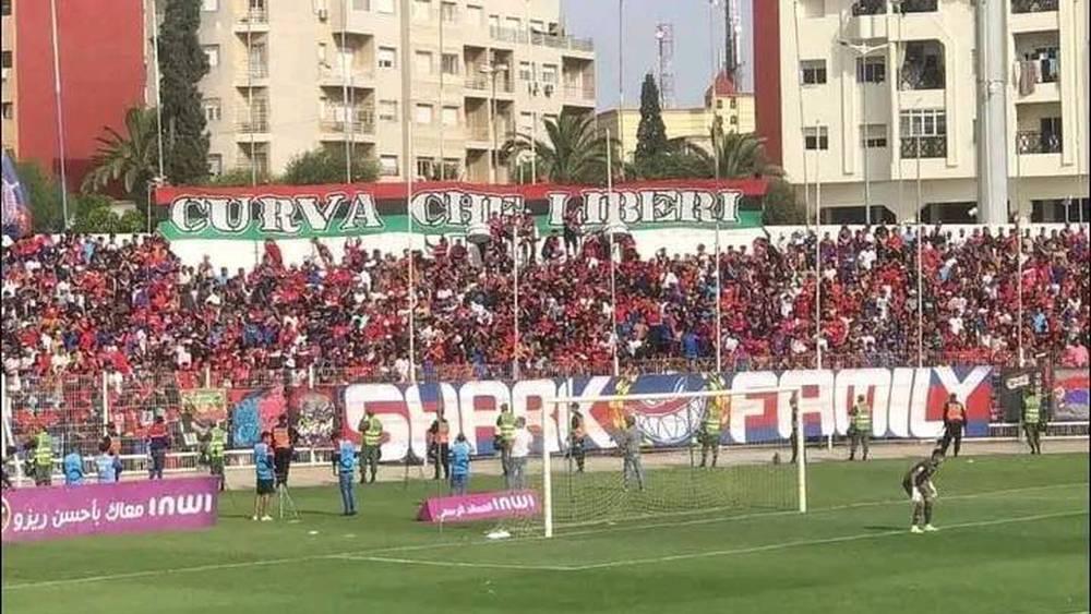 جماهير أولمبيك آسفي تتضامن مع أنصار الجيش الملكي المُعتقلين على هامش مباراة الفريقين في الدوري الاحترافي