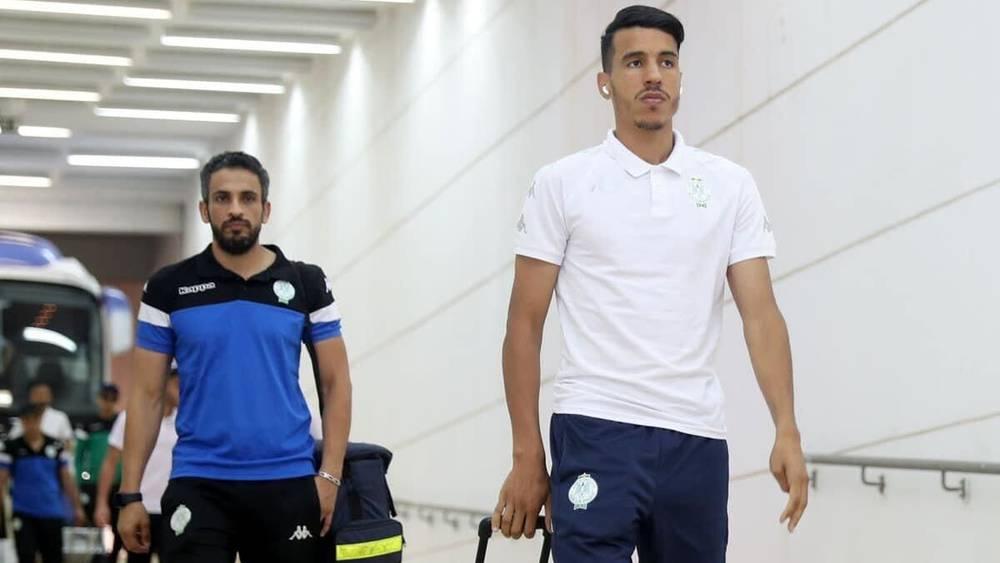 بعثة الرجاء تصل للدار البيضاء قادمة من أكادير في رحلة جوية والمباركي يمنح اللاعبين يوم راحة قبل استئناف التداريب غدا الإثنين