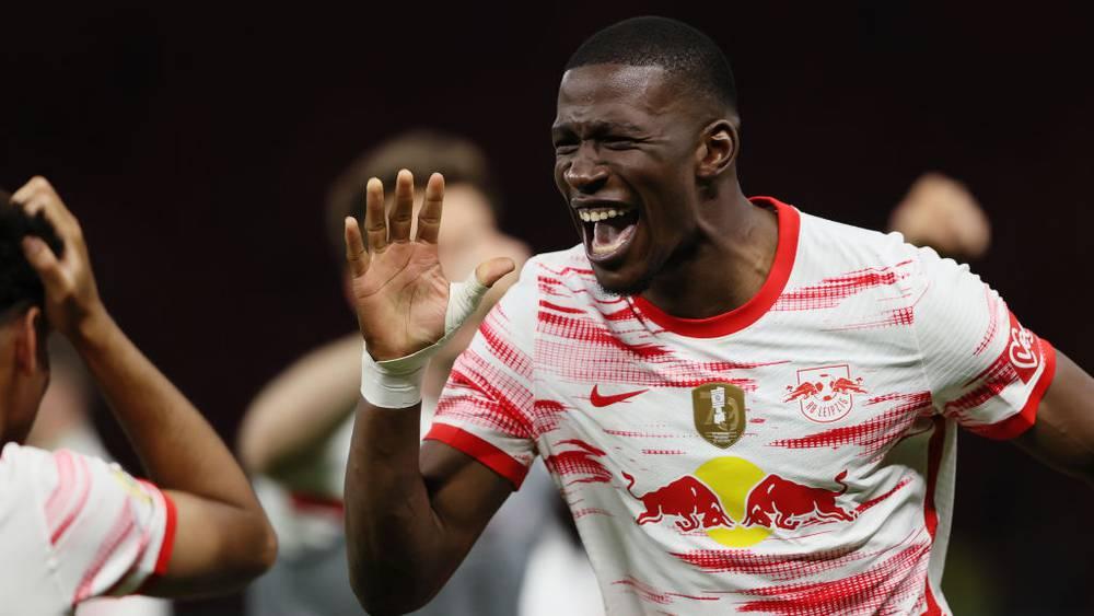 تمهيدًا لمنافسة حكيمي على مركزه.. "نوردي موكيلي" يُجري الفحص الطبي في باريس سان جيرمان