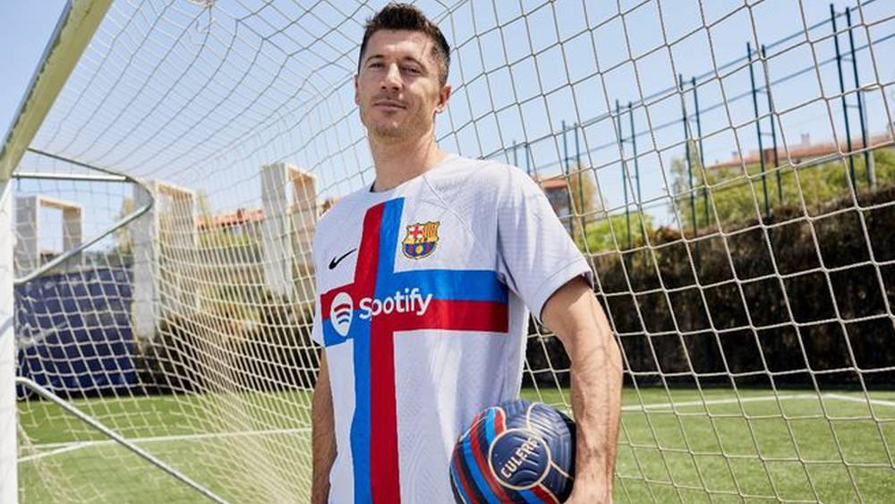 Le Barça dévoile son troisième maillot pour cette saison