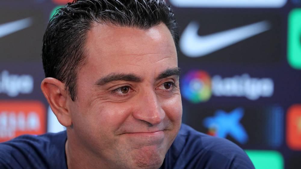 تشافي: "عدم إشراك بيكيه وألبا؟ أنا من يتخذ القرارات"