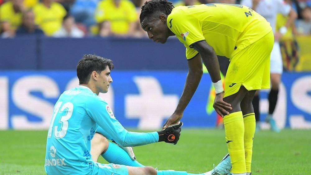 بونو يصاب في مباراة إشبيلية ضد فياريال ويغادر أرضية الملعب