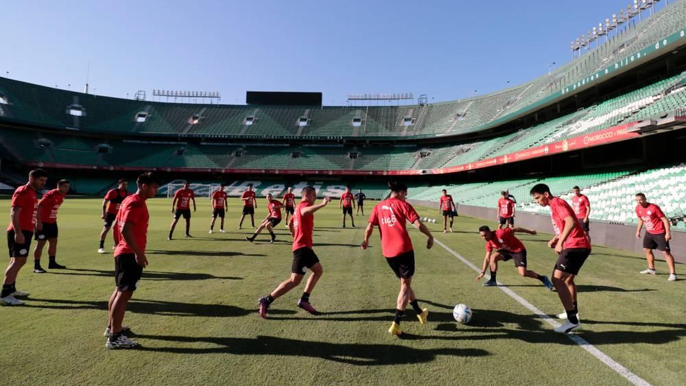 منتخب الباراغواي يُجري آخر حصة تدريبية في ملعب ريال بيتيس تأهبًا لملاقاة المنتخب المغربي