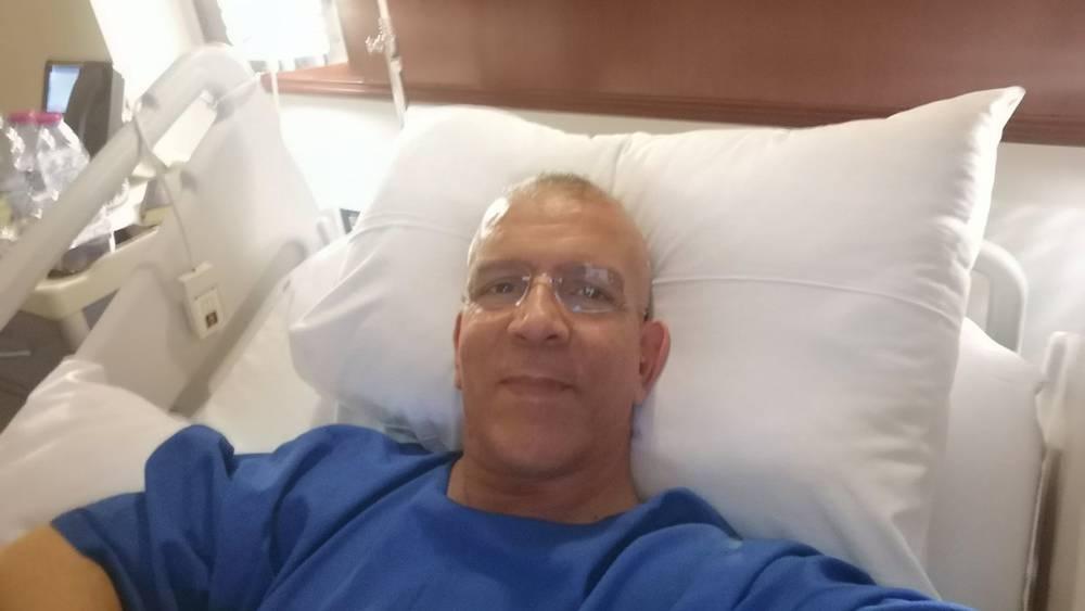 حفيظ دراجي يتعرض لوعكة صحية أثناء تعليقه على مباراة إشبيلية وأتلتيكو مدريد ويُنقل إلى المستشفى