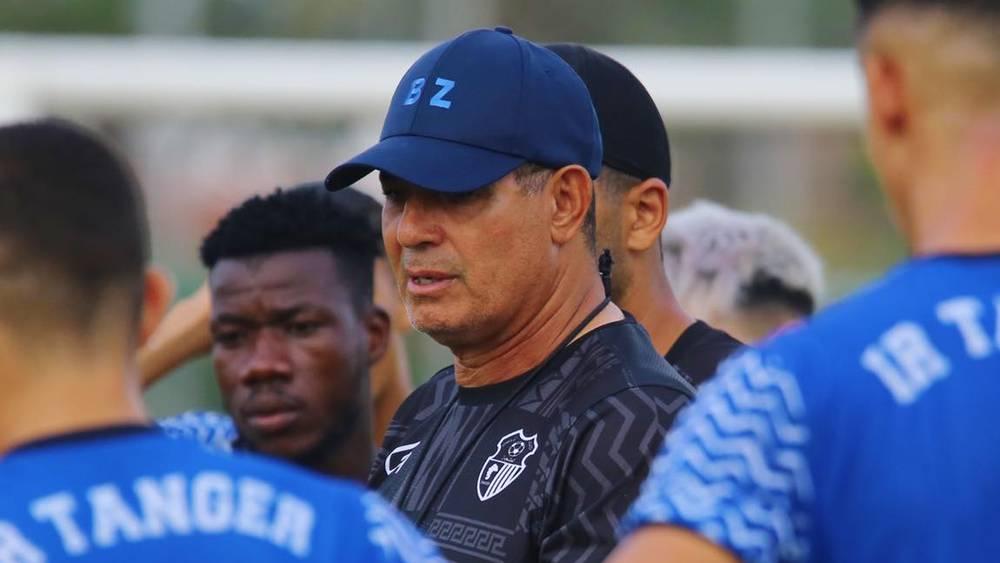 إدارة اتحاد طنجة تجدد الثقة في المدرب بادو الزاكي