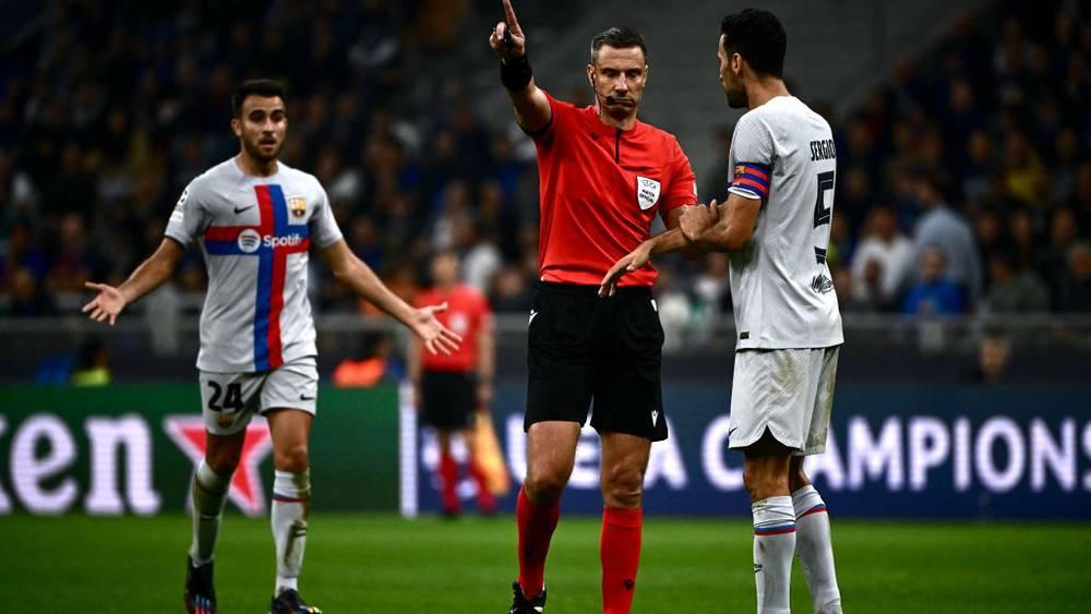 برشلونة يُقدم احتجاجًا رسميًا ضد حكم مباراة الإنتر استنادًا لقانون لمسة اليد