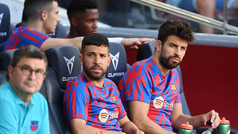 برشلونة يُقرر عرض ثلاثة لاعبين للبيع في يناير.. بيكيه وألبا والثالث "مفاجأة"