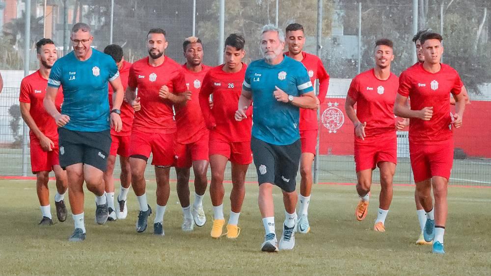 لاعبو حسنية أكادير يتدربون بمركب "بنجلون" استعدادا لمواجهة الرجاء غدا الأربعاء