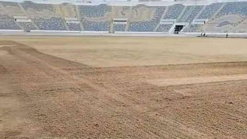 بعد لجوء الشركة المكلفة بالصيانة لحلول "ترقيعية" لملء الحفر في وقت سابق.. انطلاق عملية صيانة عشب "دونور" واستمرارها لـ3 أسابيع