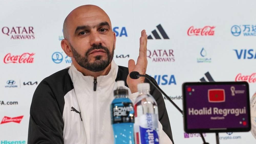 الركراكي: "عْلاشْ مَا نْحْلْمُوشْ بإحراز كأس العالم.. كُونْ مَا كْنْتشْ كانْحْلم فطفولتي كَاعْمَا نْكُونْ اليوم هْنَا"