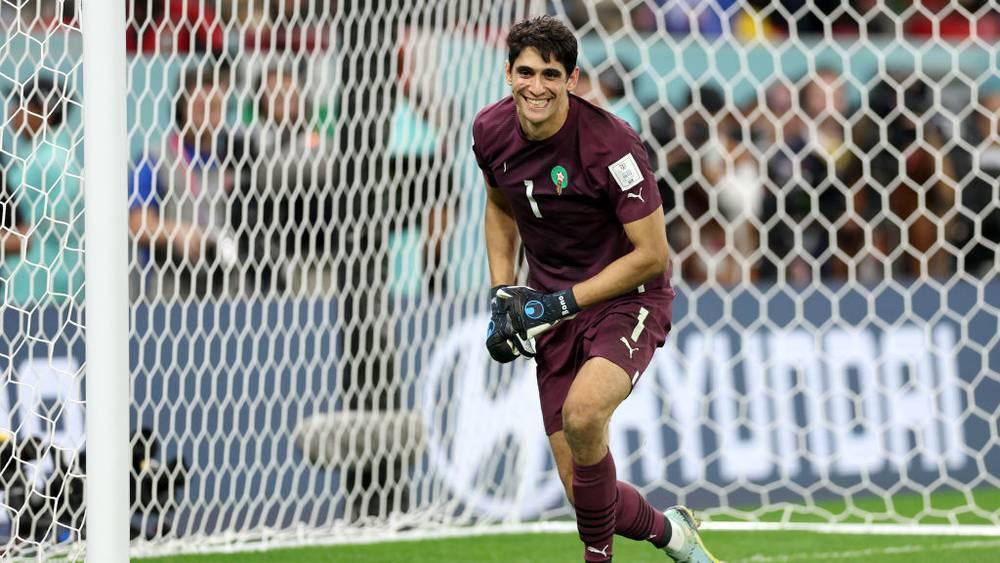 بونو أول حارس عربي يصد ركلتي جزاء في تاريخ كأس العالم