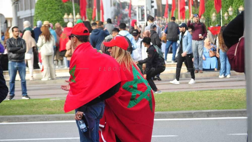حشود "غفيرة" من الجماهير المغربية وترقب قبل وصول طائرة المنتخب الوطني لمطار الرباط - سلا