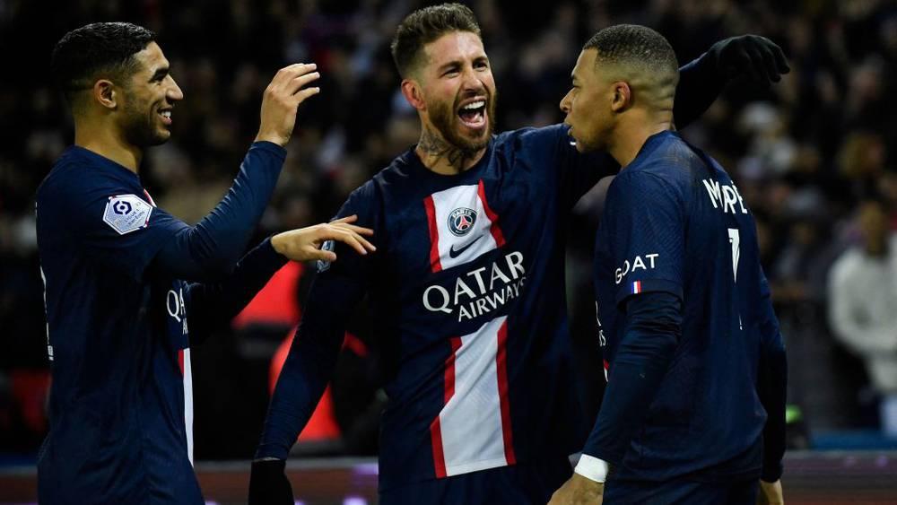 فيديو/ حكيمي يُعلم "مبابي وراموس" رقصة "البطريق" احتفالاً بهدف باريس سان جيرمان "القاتل" ضد ستراسبورغ