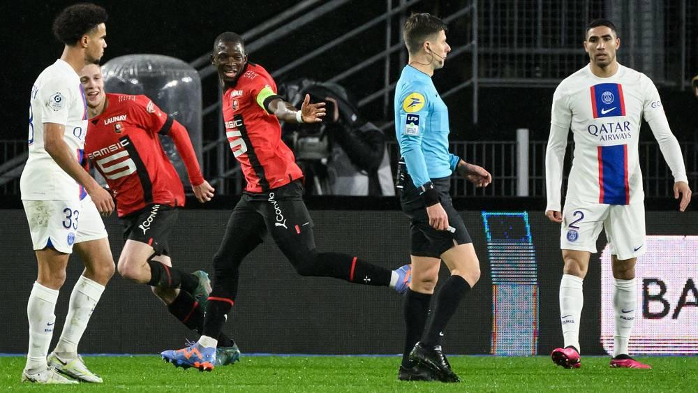 الدوري الفرنسي/ رين يلحق الهزيمة الثانية بسان جيرمان هذا الموسم (1-0) وحكيمي شارك كبديل منذ الدقيقة الـ56