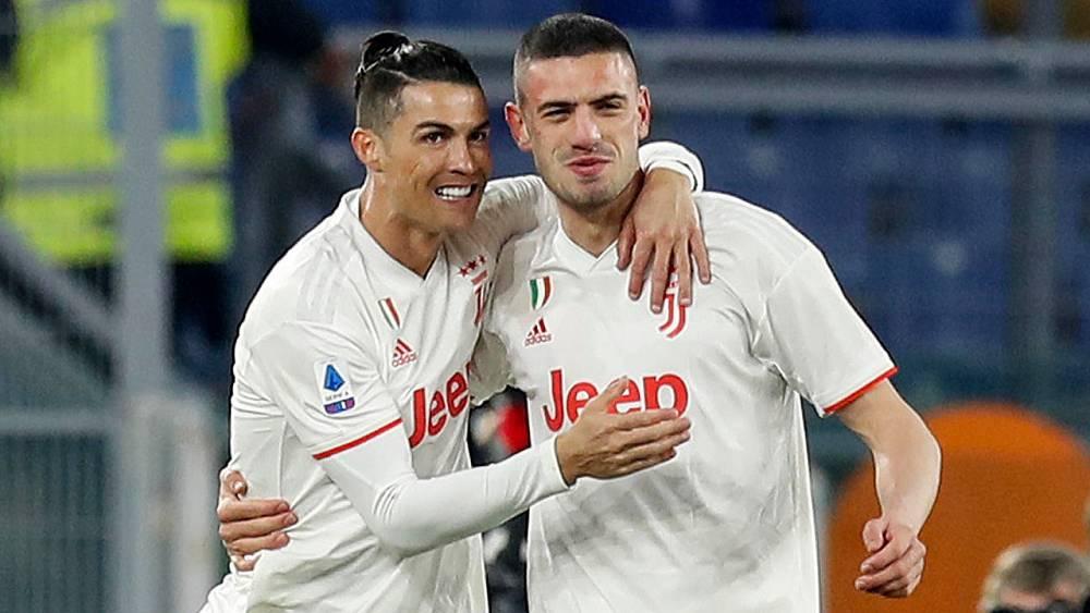 اللاعب التركي "ميريح ديميريل" يبيع قميص زميله السابق رونالدو في المزاد لمساعدة ضحايا الزلزال