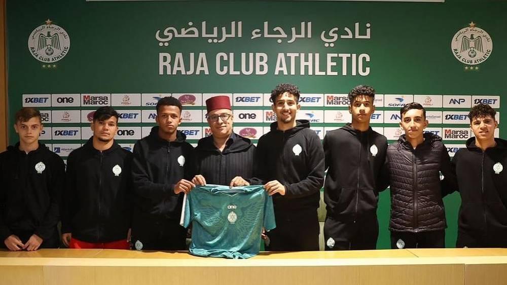 الرجاء الرياضي يوقع عقودا احترافية مع 7 من لاعبي فئاته السنية