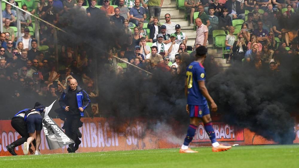 جماهير غرونينغن "الغاضبة" بعد نزول فريقها للدرجة الثانية تتسبب في عدم إجراء المباراة ضد أياكس!