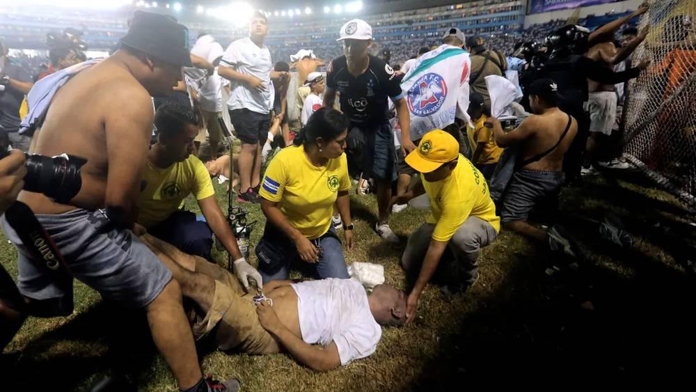 12 قتيلا ومئات الجرحى.. مباراة في كرة القدم تتحول إلى "مأساة" في السلفادور!