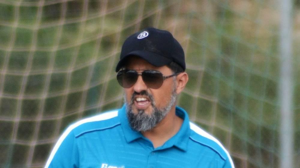 الحيمر: "أي واحدْ دَار قناة ولا خْدَا الوِيفِي من القهْوة كيولِّي مدرب"