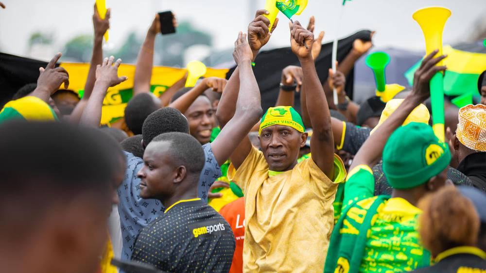 وفاة مشجع و30 مصابا بسبب التدافع الجماهيري أثناء دخول ملعب مباراة يانغ أفريكانز واتحاد العاصمة الجزائري في نهائي كأس الكونفدرالية