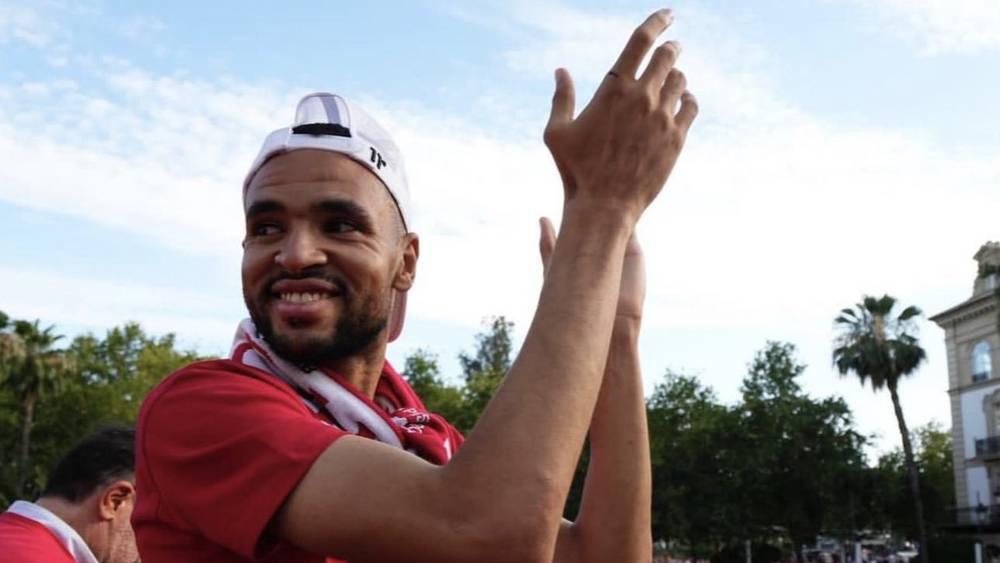 النصيري خلال احتفالات إشبيلية: "الأسد يمكن أن يسقط لكنه لا يموت ونحن أسود هذه المسابقة اللعينة"