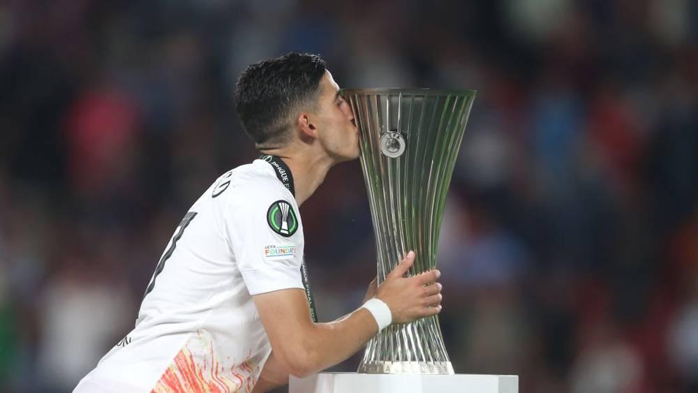 نايف أكرد يسجل حضوره في التشكيلة المثالية للنسخة الثانية من دوري المؤتمر الأوروبي