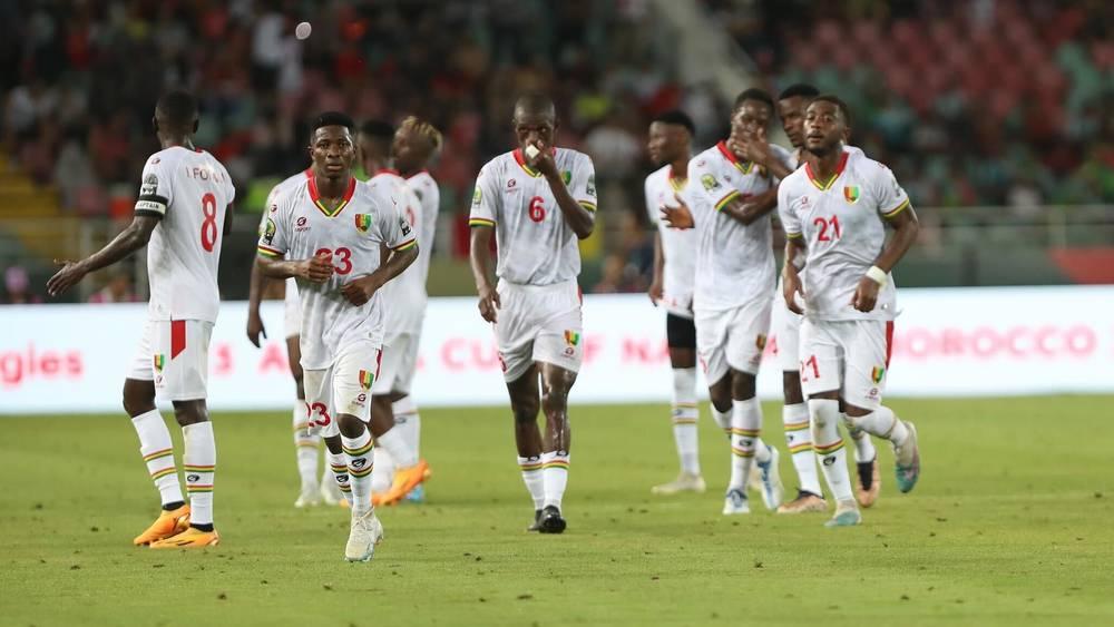 "الكاف" ينبه الاتحاد الغيني بسبب إلقاء أنصاره لقنينات المياه تجاه الجماهير المغربية في افتتاح "كان أقل من 23 سنة"