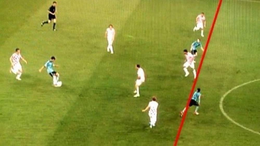 "موندو ديبورتيفو"/ "الفيفا" و"إيفاب" يخططان لتغيير قاعدة التسلل بعدم احتسابه عندما يتقاطع جزء من جسم المهاجم مع آخر لاعب في دفاع الخصم