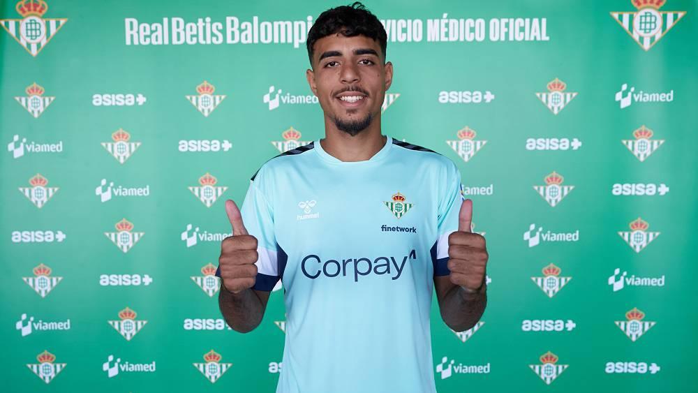 رسميا/ ريال بيتيس يعلن ضم شادي رياض على سبيل الإعارة لموسم واحد مع خيار الشراء