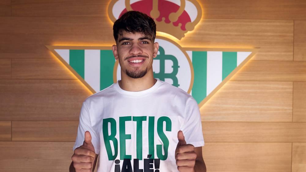 الزلزولي: "تشافي لم يعتمد عليّ لذلك قررت مغادرة برشلونة لأنني أريد اللعب أساسيا"