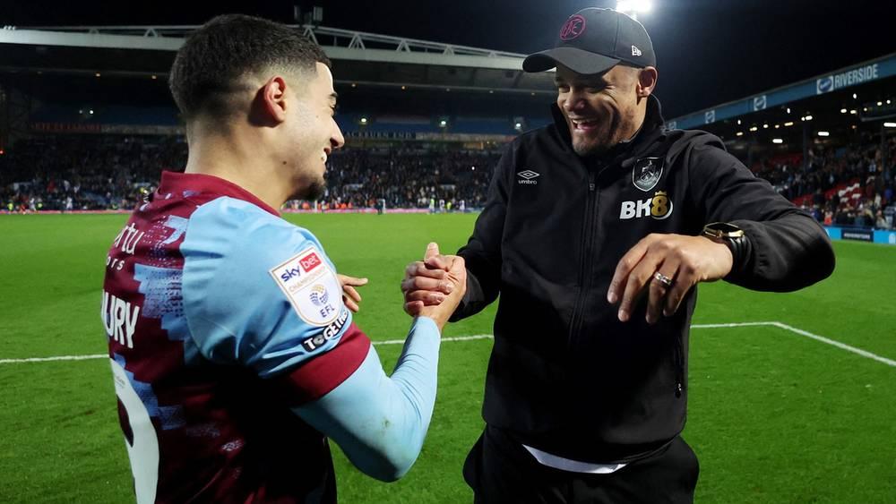 مدرب بيرنلي: "الزروري سيحصل على فرصته لإثبات مؤهلاته اﻟﺒدﻧﻴﺔ واﻟﺘﻘﻨﻴﺔ.. إنه لاعب موهوب ولديه دور كبير في الفريق"