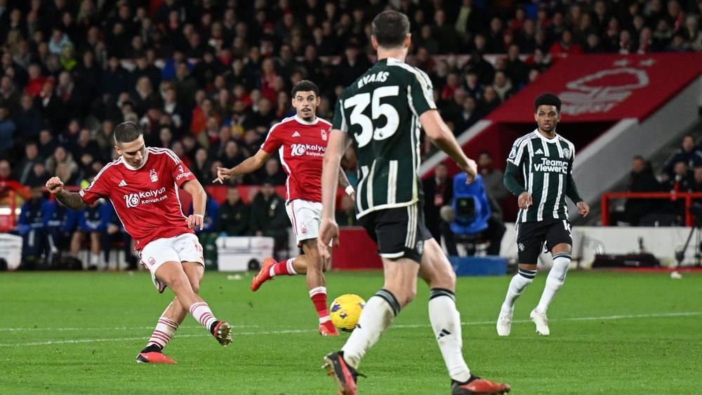 نوتنغهام فورست يلحق الهزيمة التاسعة بمانشستر يونايتد