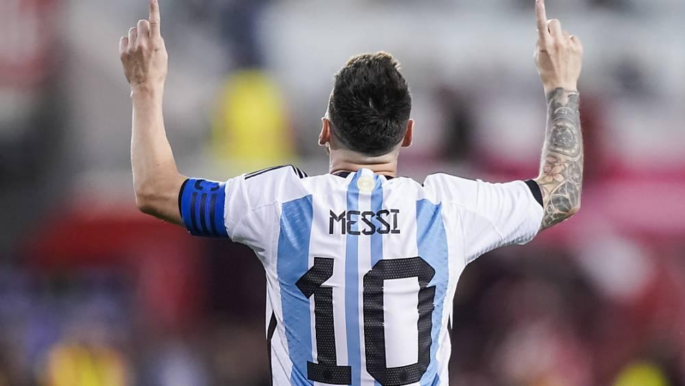 رئيس الاتحاد الأرجنتيني لكرة القدم: "عند اعتزال ميسي اللعب.. لن نسمح لأي شخص بارتداء الرقم 10 من بعده"