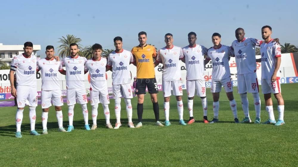 تسيّب بعض لاعبي ومسيري الوداد.. فريق بناطقين رسميين ولاعبون يرفضون الانصياع لقرارات المدرب!