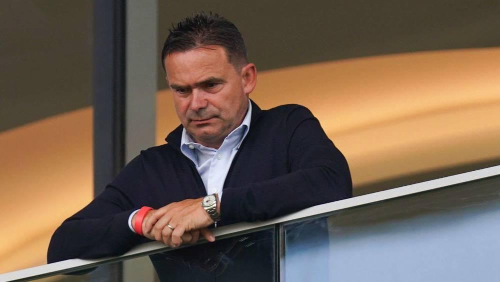 منع اللاعب الهولندي السابق "أوفرمارس" من ممارسة أي نشاط كروي لمدة عام بسبب "رسائل جنسية"!