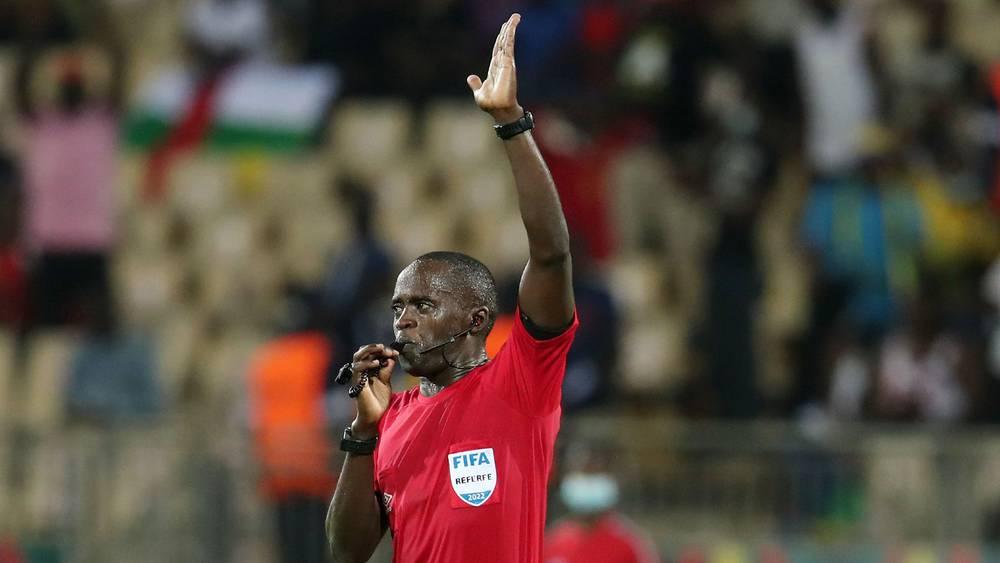 الكاف يعين الكيني كاماكو بيتير واويرو لقيادة مباراة "الأسود" أمام الكونغو الديمقراطية