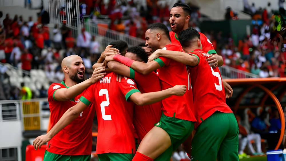 "الكاف" يختار حكيمي وأكرد وأمرابط وأوناحي ضمن التشكيلة المثالية لدور مجموعات "الكان"