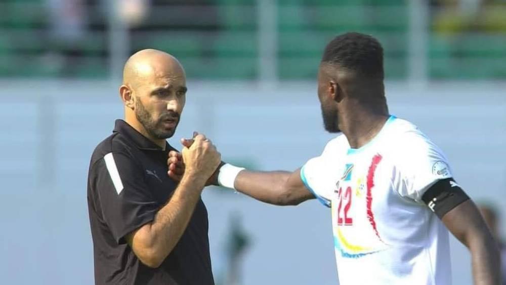 الركراكي: "تم إيقافي لأنني أمسكت بيد اللاعب وطلبت منه أن ينظر إلي وأنا أتحدث.. أشكر الكاف لإلغائها العقوبة"